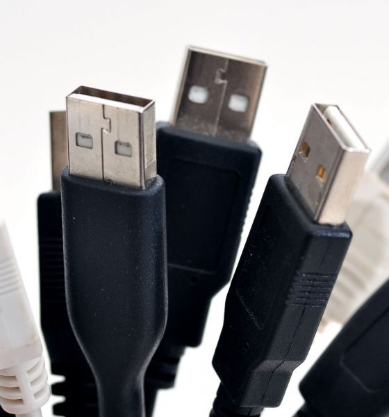 Różne rodzaje USB przedstawione na końcówkach przewodów na białym tle.