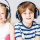 Chłopiec i dziewczyna mają założone nauszne słuchawki dla dzieci.