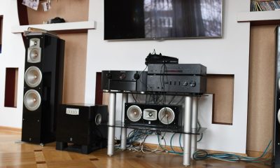Typowy system audio do domu z odtwarzaczem, wzmiacniaczem i głośnikami.