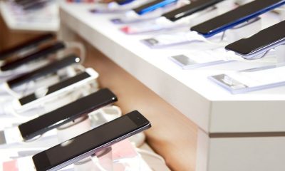 Jakie są ceny smartfonów w Polsce? Na zdjęciu smartfony w sklepie z elektroniką użytkową.