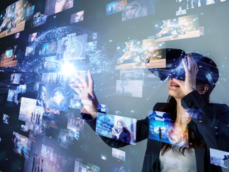 Jak działa wirtualna rzeczywistość? NA zdjęciu kobieta w okularach VR.