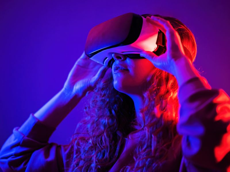 Jak działają wirtualne okulary? Na zdjęciu młoda kobieta w okularach VR.