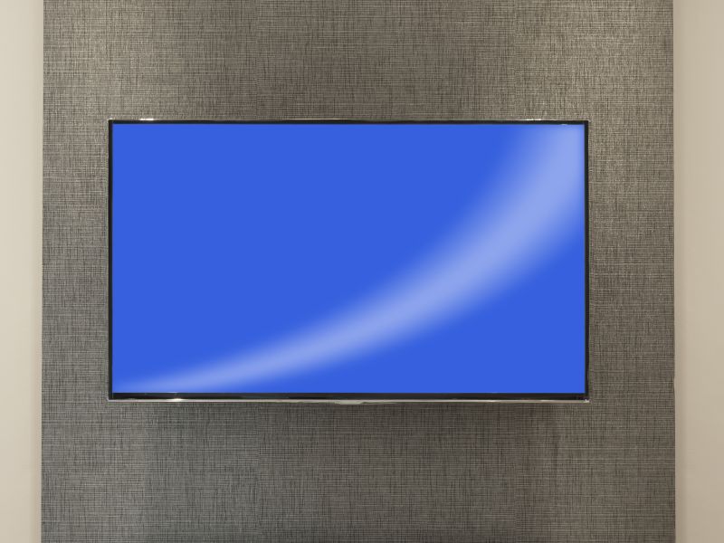 Jakie zalety mają telewizory mini LED? Na zdjęciu telewizor z niebieskim ekranem.