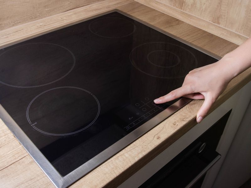 Jak działa płyta indukcyjna w Twojej kuchni? na zdjeciu taka właśnie płyta.